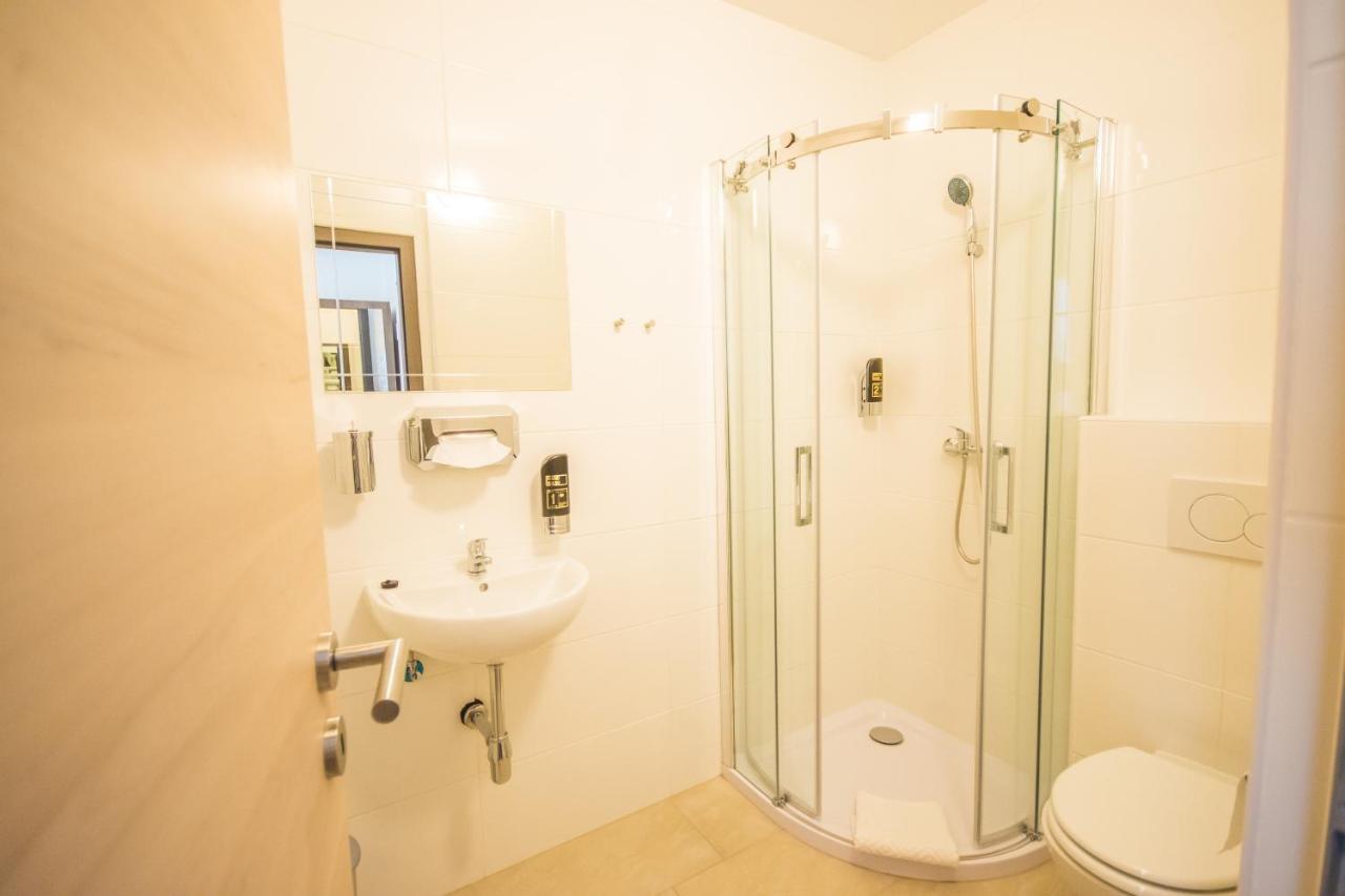 Hotel Turmfalke 24H Check In ลินซ์ ภายนอก รูปภาพ
